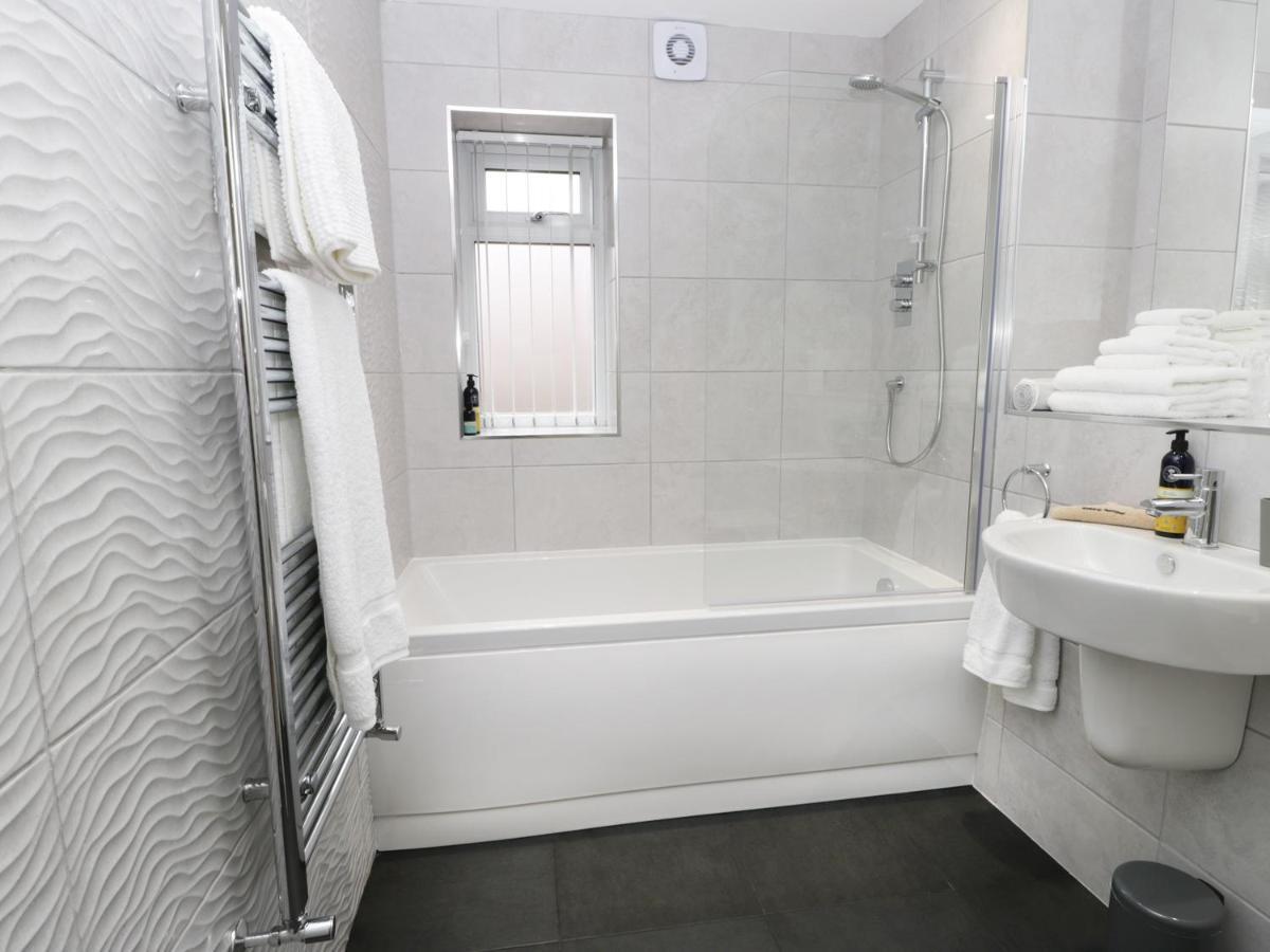The Office Gardens, Apartment 1 Уитби Екстериор снимка